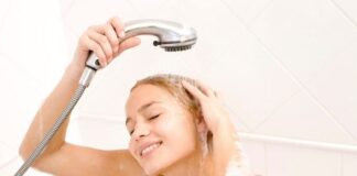 Trápia vás spľasnuté vlasy bez lesku? Vyskúšajte obrátené umývanie! - LajfHeky