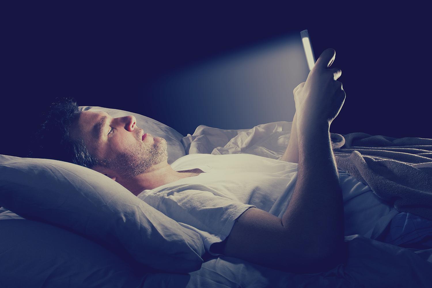 Negatívne účinky používania mobilu pred spaním.